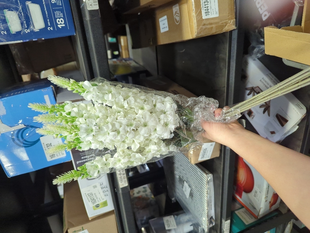 IPOPU 4PCS White Snapdragon Artificial Flowers Delphinium Artificial Silk Flowers Long Stem Hyacinth Fake Flowers for Wedding Home Outdoor Party Floral Arrangement Centerpiece Table Decoration (White)
