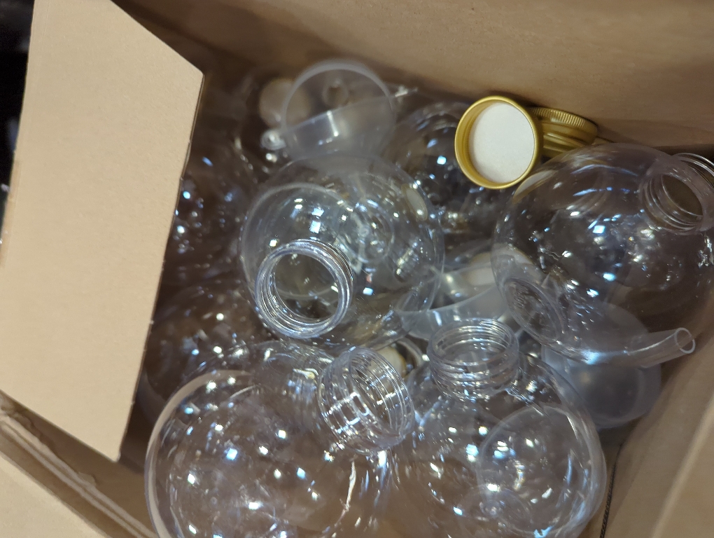 Jinei 30 Packs 8 oz Spherical Plastic Potion Bottles Ball Shape Sand Bottles Clear Plastic Cocktail Ornament Balls with Funnels for DIY Wedding Party Gift Crafts Decoration(Lid,Gold)
