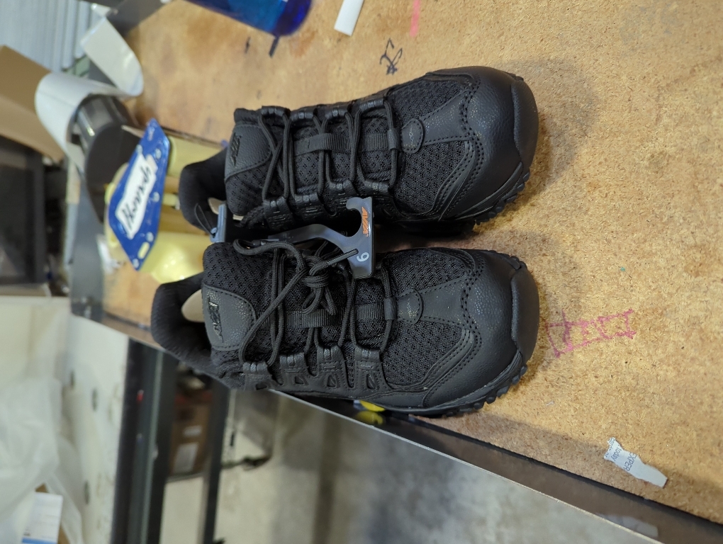 AVIA WOMENS BLACK ATHLETIC BLACK SHOES SIZE 9