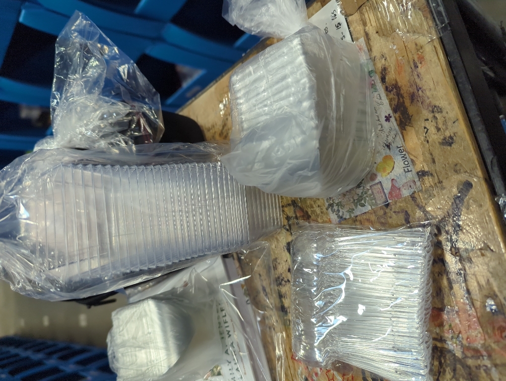 Rainmae 12oz Disposable Plastic Dessert Cups with Lids Parfait Cups with Lids Fruit Cups with Lid Appetizer Cups Sporks Square Clear Cups for To Go Iced Coffee, Bubble Boba Tea, Milkshake 50-Pack