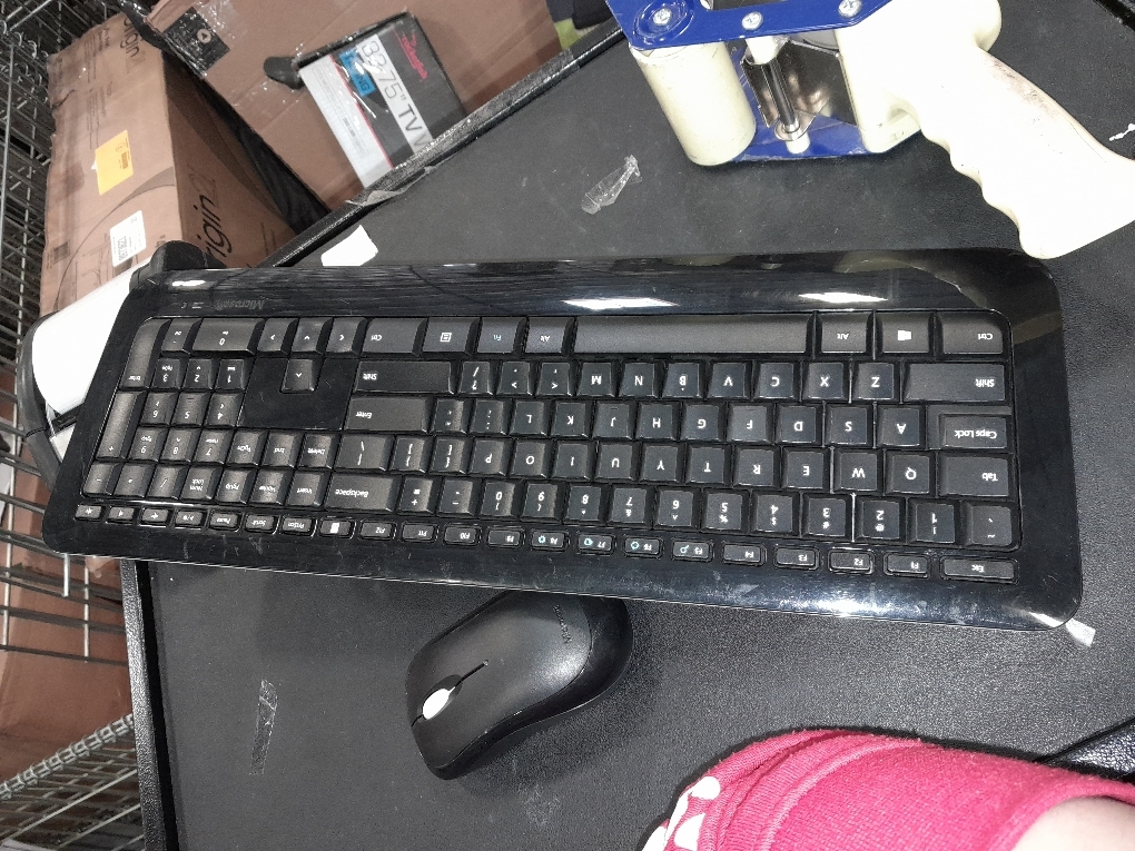 HP 330 Wireless Keyboard and Mouse Combo - 2.4 Ghz Wireless USB Receiver - Chiclet Keys, 12 Keyboard Shortcuts - 1600 DPI Multi-Surface Mouse - LED Num Lock, Caps Lock, Scroll Lock (2V9E6AA)