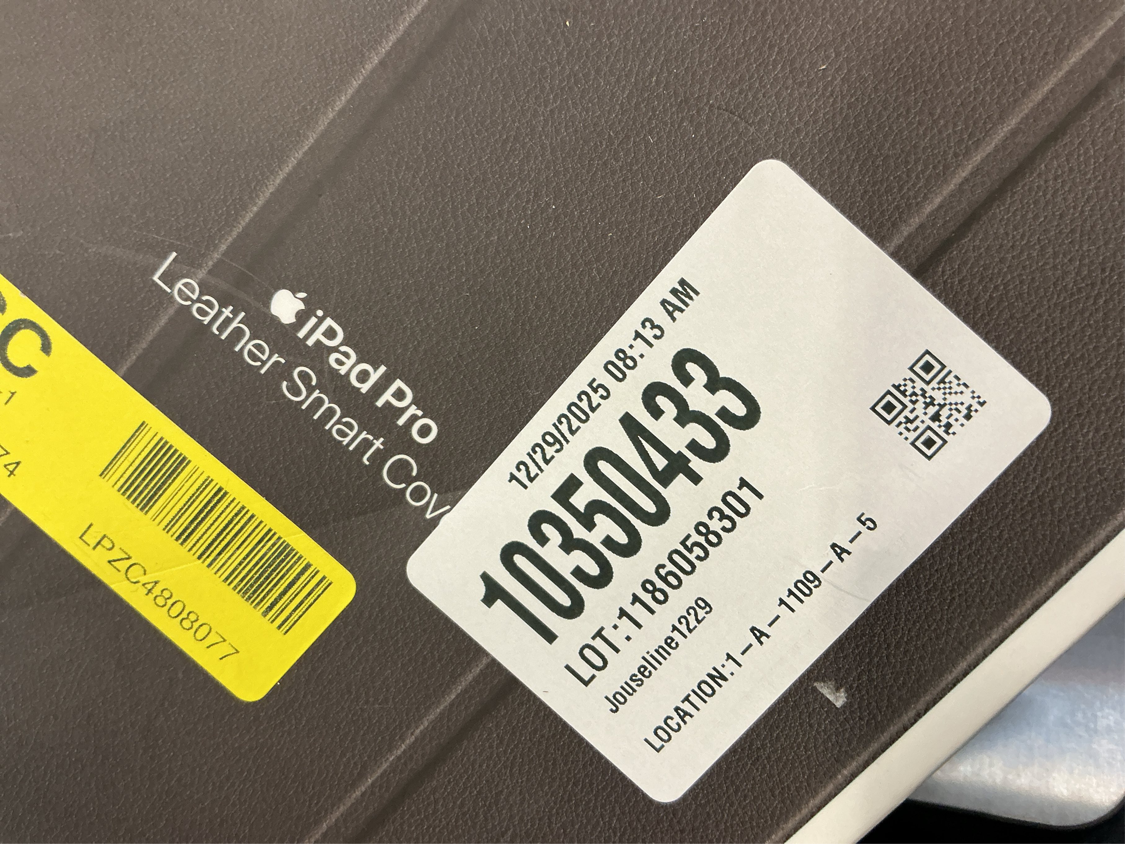 Apple Leather Smart Cover for iPad 10.5-inch (7th and 8th Generation) and iPad Air (3rd Generation) - Black