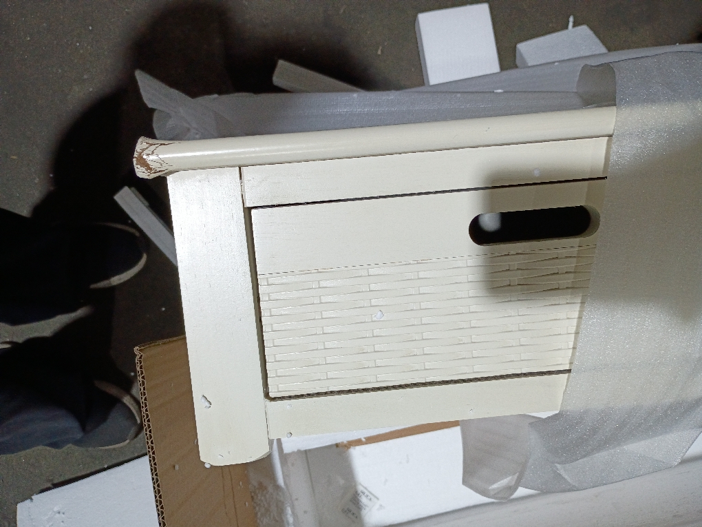 Safavieh Landers 3-Drawer Console Table  ( little damage on the corner see the pictures)