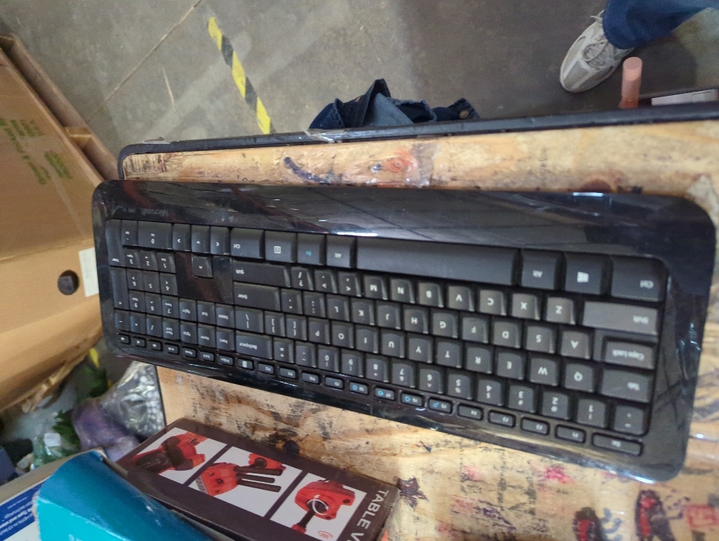Microsoft Wireless Desktop. Wireless Keyboard and Mouse Combo. Snap-in USB Transciever.