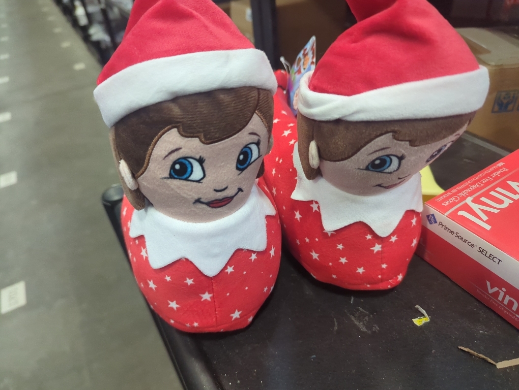 Size 9-10 Color red The Elf on the Shelf slippers