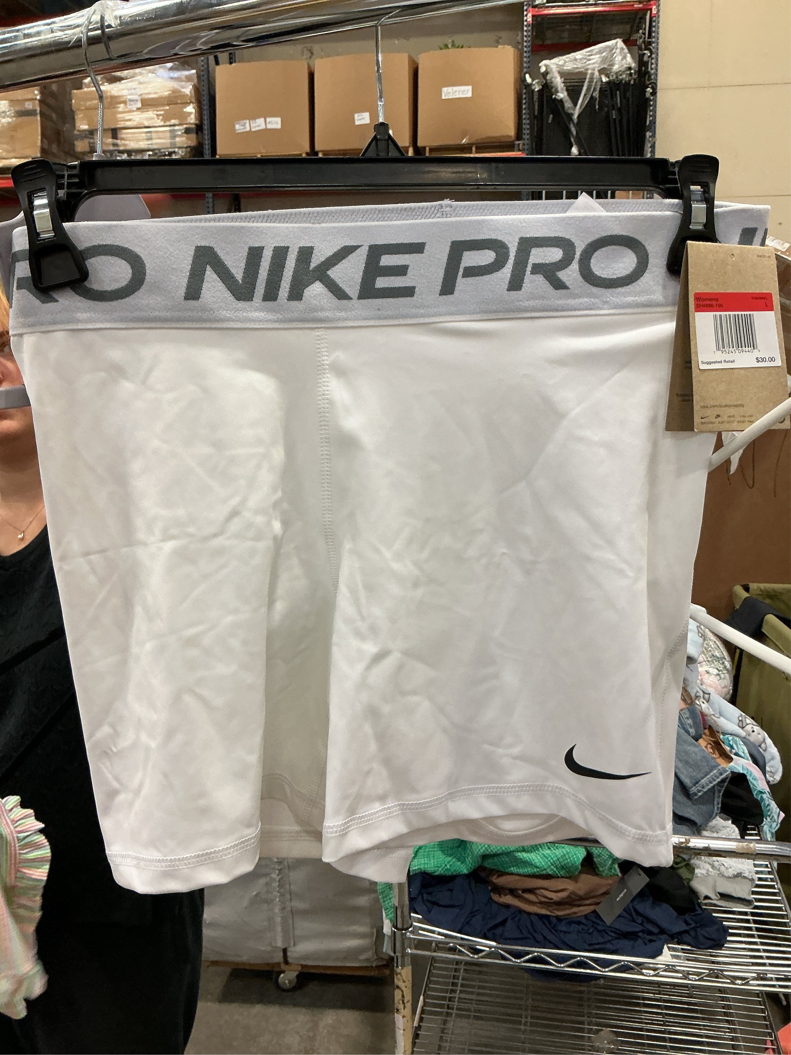 Size L. Nike Women's Pro 365 5 Inches Shorts