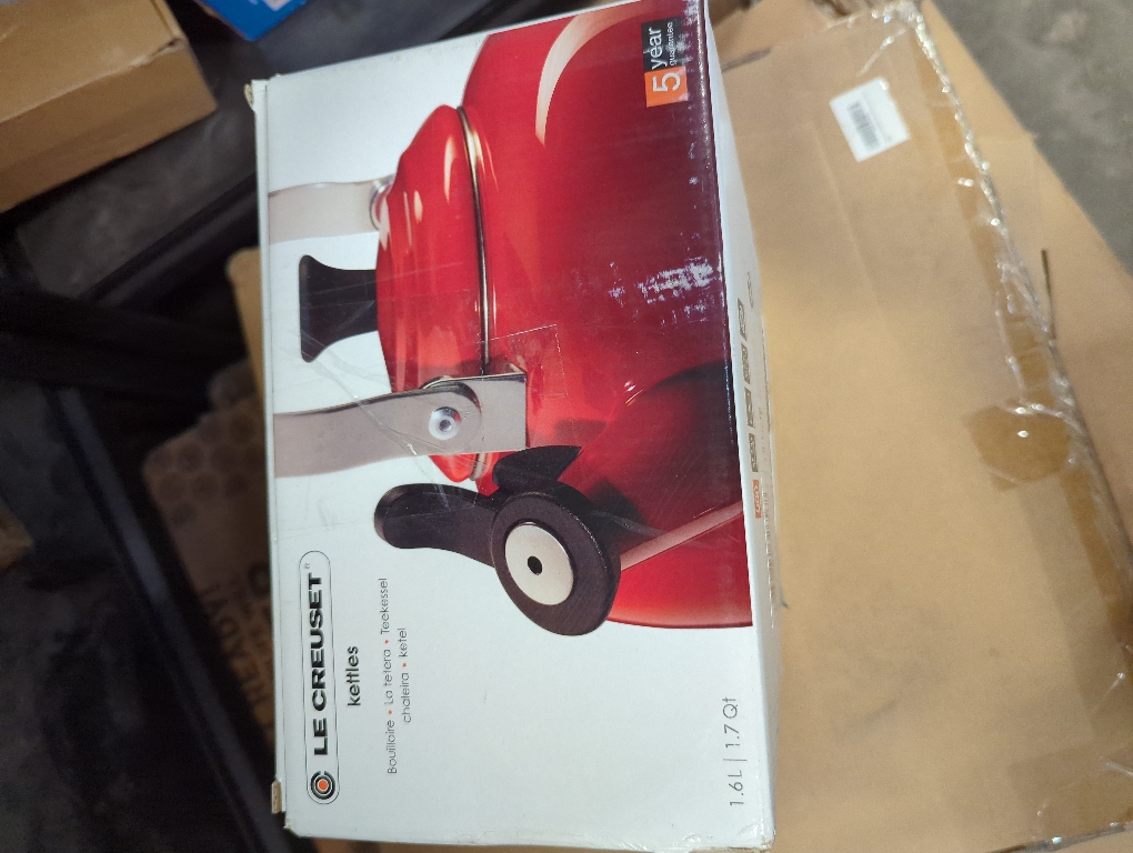 Le Creuset 1.7 Quart Enamel on Steel Whistling Tea Kettle - Blue - 1.7 Quart