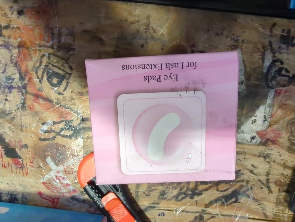 Pretty memory 100 Pairs Foam Eye Pads for Lash Extensions, Lint Free Hypoallergenic Sticky Lash Pads, Under Eye Pads for Eyelash Extensions, Eyelash Tech Supplies Must Haves, Latex Free