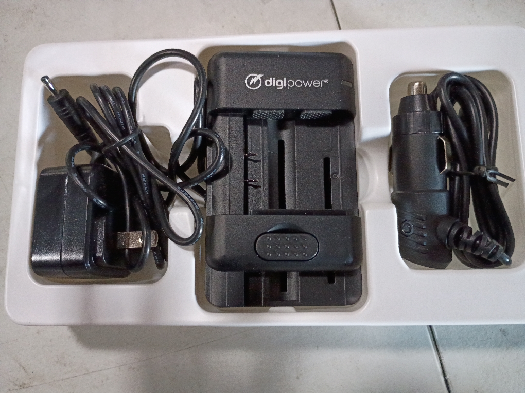 Digipower - Universal Battery Charger - Black
