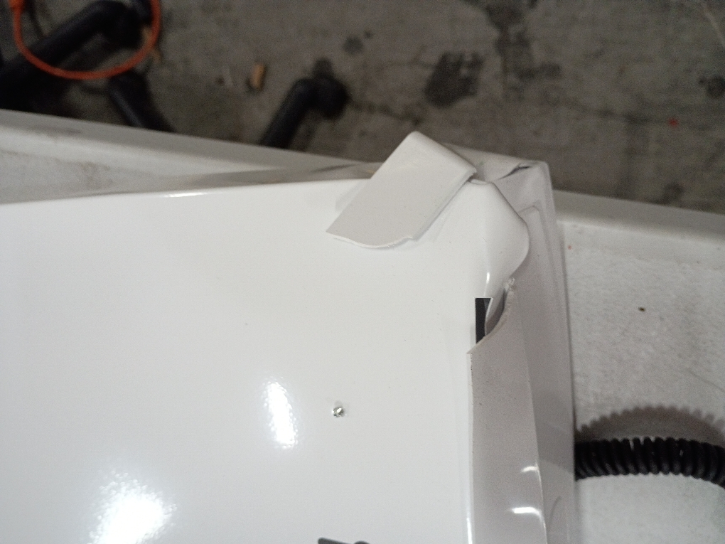 Lithonia Lighting 4 ft. 4000/5000/6000 Lumens Integrated LED Triac Dimming White Wraparound Light, Switchable Color Temperature (Dent; see the picture)