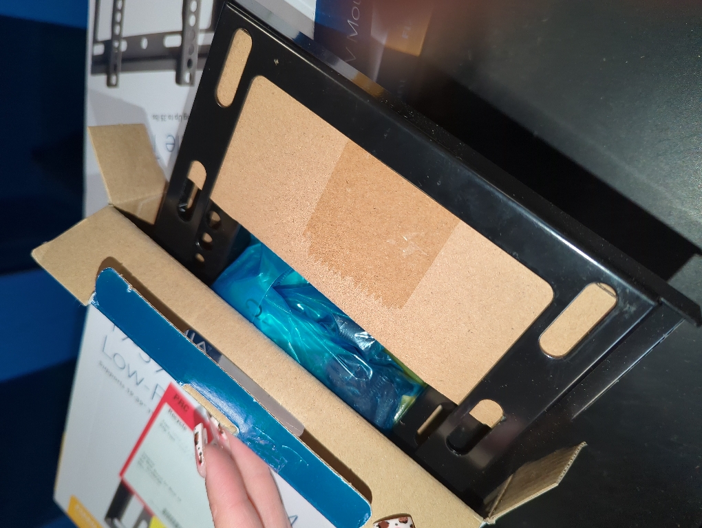 Insignia™ - Fixed TV Wall Mount for Most 19 - 43 TVs - Black