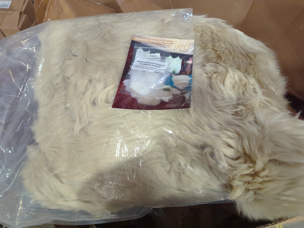 AMTOVO Faux Fur Rug, Beige Small Area Rug, Fluffy Sheepskin Rug, Fuzzy Ultra Soft 2 x 3 ft Shag Rugs for Bedroom Sofa Throw Cushion Room Decor, Sheepskin