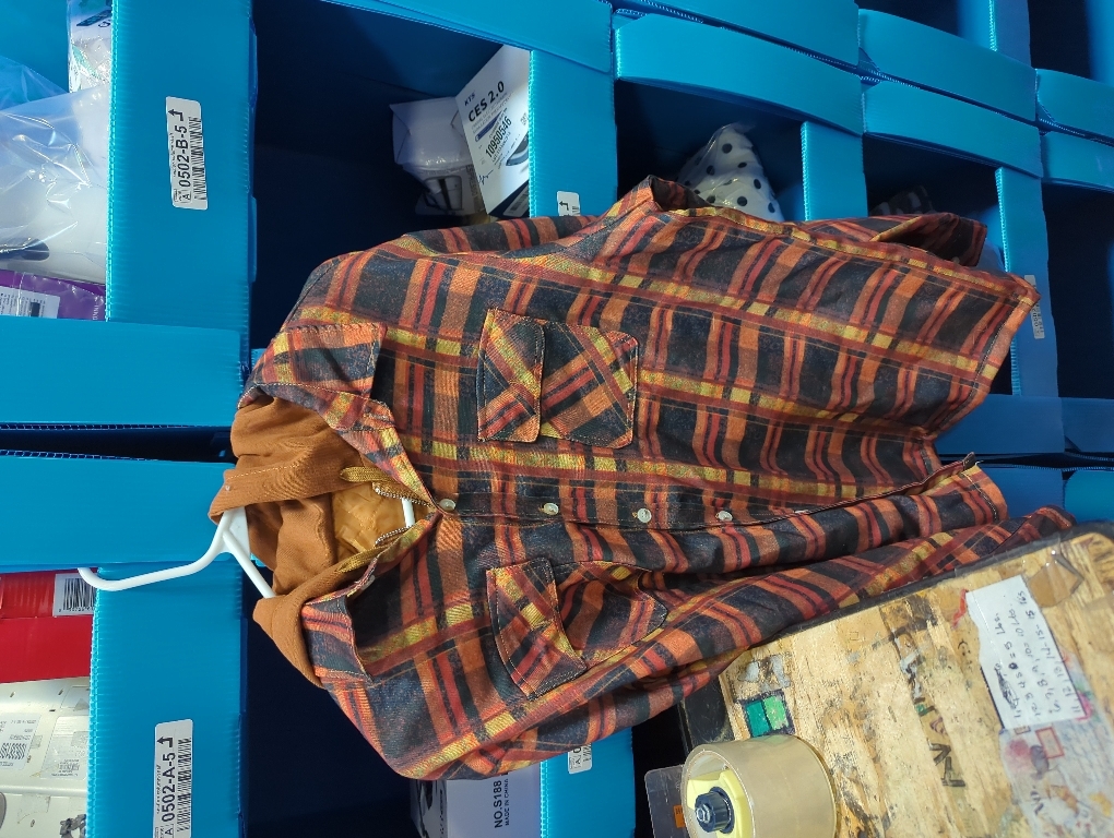 SIZE L....Legendary Whitetails mens Maplewood Hooded Shirt Jacket