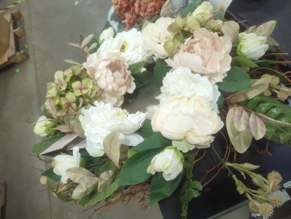 Samantha Pynn Home Decorative Flower Wreath Hanging Pendant for Home and Floral Arrangement for Front Door and Wall Decoration