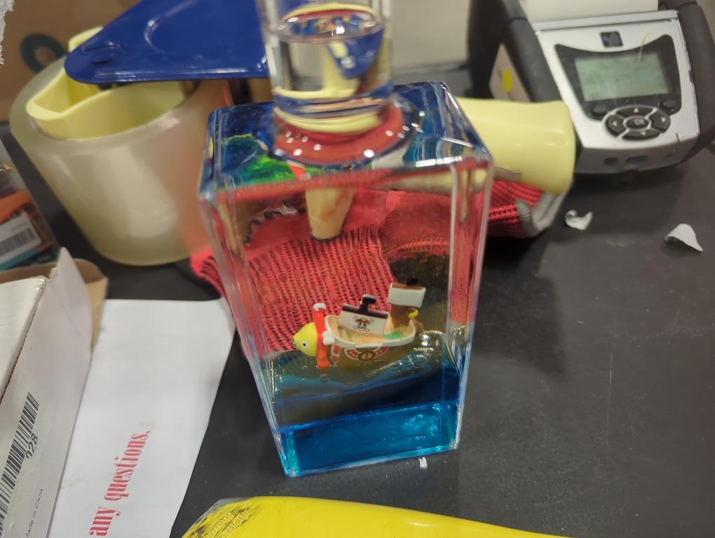 LETINE Thousand Sunny Sensory Fidget Toy for Grown-Up, Unsinkable Thousand Sunny Pirate Ship in a Bottle for Wave Simulator Game, Mini Liquid Ship Best for Room Decoration, Desk Toy & Birthday Gifts