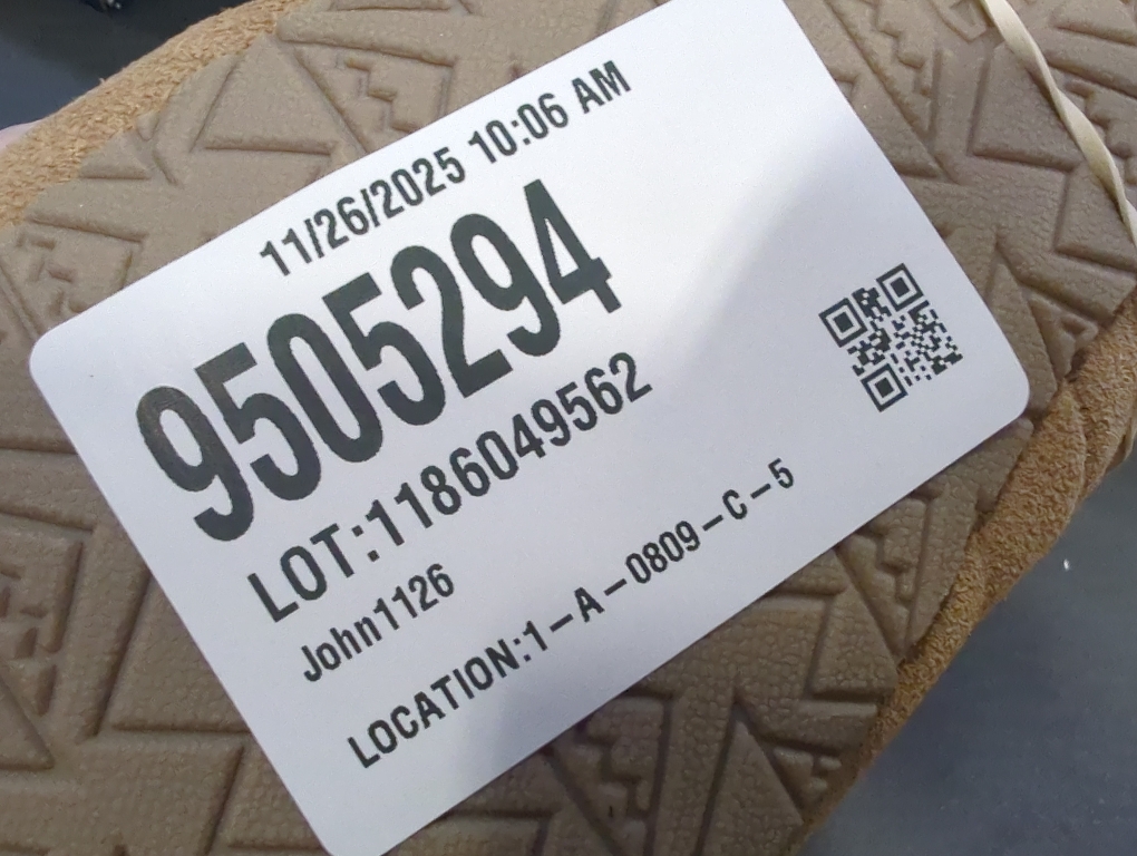 Size 10 Color brown minnetoka furry slipper