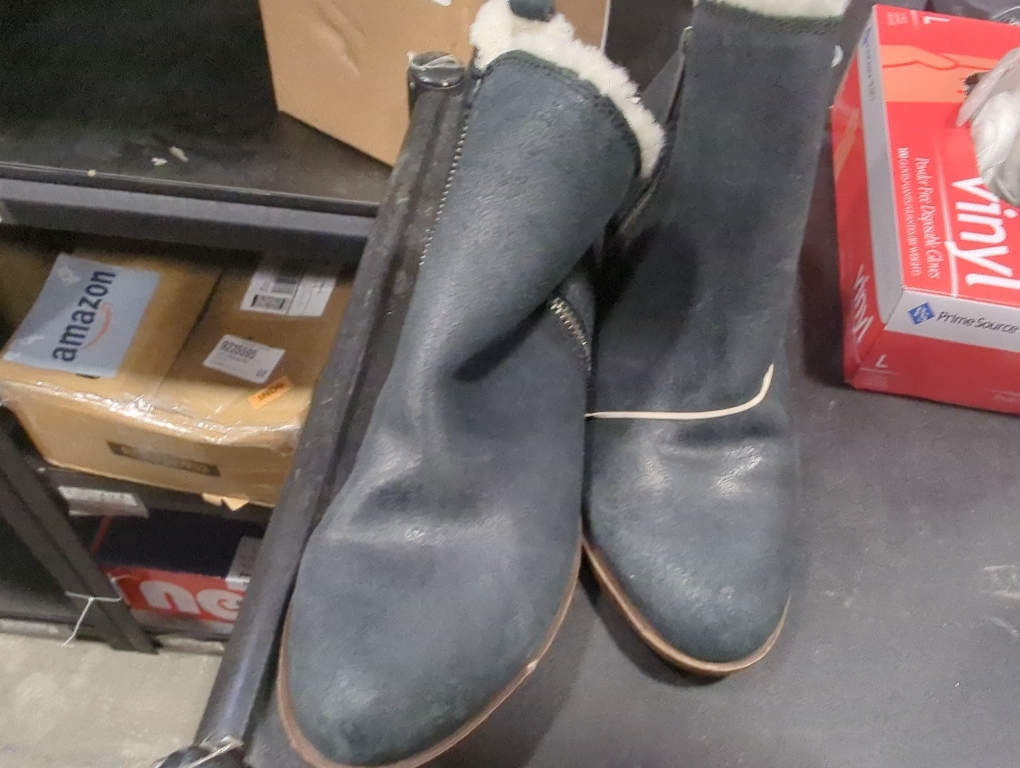 Size 8.5 Color Black zip up boots