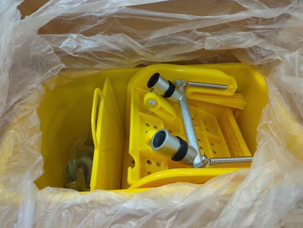 Mind Reader 5-Gallons Down-Press Mop Wringer Bucket