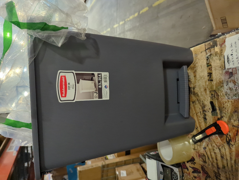 Rubbermaid 8.3-Gallon Cashmere Plastic Trash Can with Lid