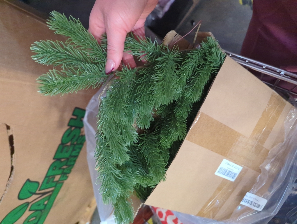 Hananona 50 Pcs Artificial Pine Branches Green Plants Pine Needles DIY Accessories for Garland Wreath Christmas and Home Garden Decor (50, Green)