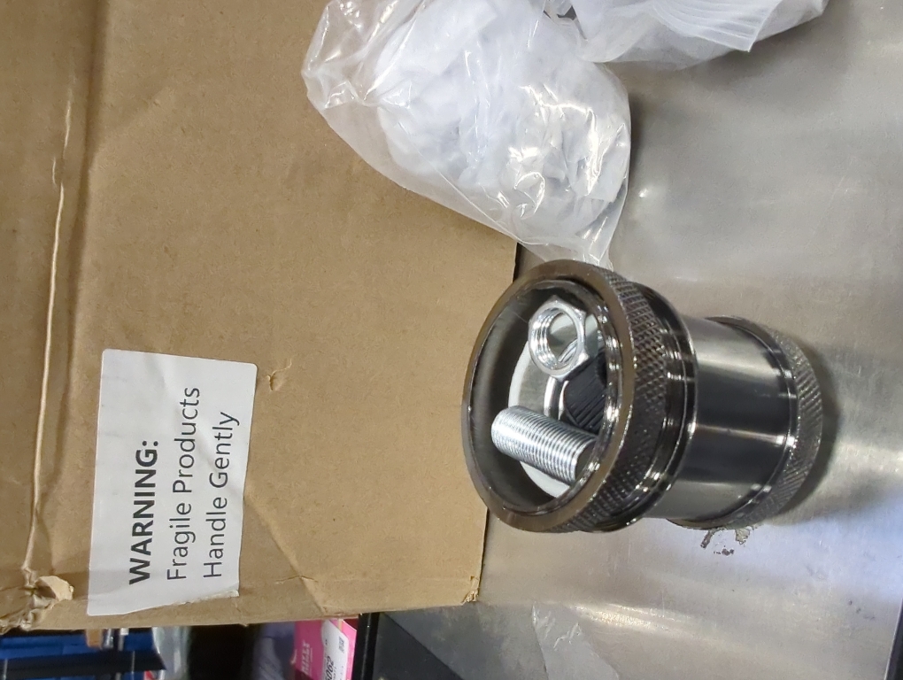 Hortsun 16 Packs E26 Vintage Ceramic Lamp Socket, Edison Industrial Pendant Metal Light Socket Replacement Screw in Light Bulb Holder for DIY Lighting, 600 Degrees Celsius Heat Resistant, Black