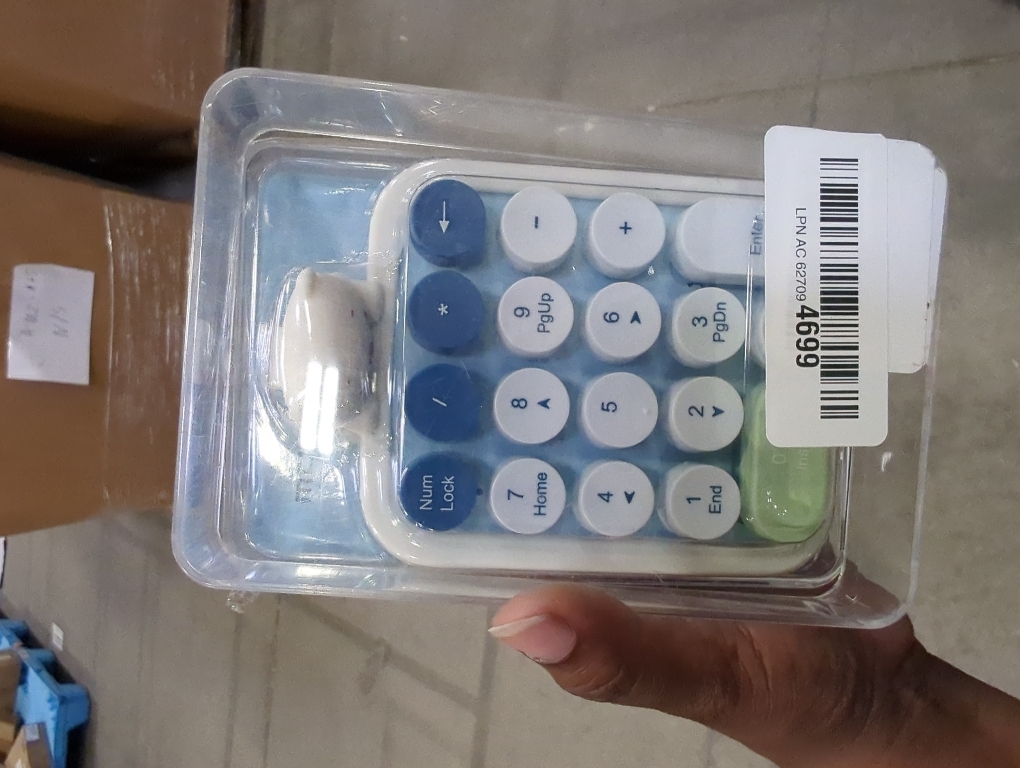 Lomiluskr Wireless Number Keypad with Cute Silicone Bear, 18 Colorful Round Keys Numpad, 2.4G USB Wireless Connection, Portable Financial Accounting Numeric Keyboard, Suitable for PC, Laptop (Blue)