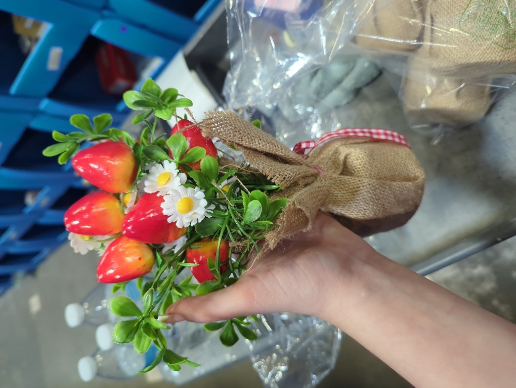 Zeyune 6 Pack Strawberry Centerpieces, Artificial Plants in Burlap Pot MISSING ONE ❗