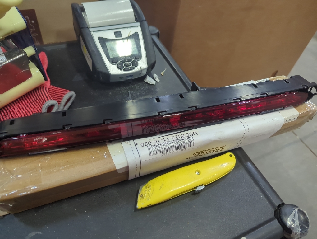 YDWZYXP Car rear high brake light third brake light for E Class W211 2003-2009 2118201556 Warning Signal Light Third High Mount Brake Light