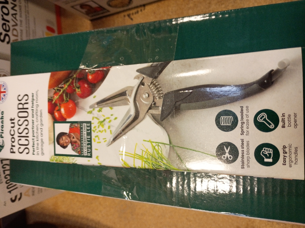 Piranha pro cut scissors and classy cutter