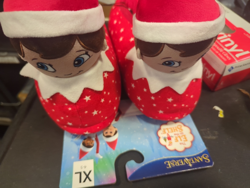 Size XL 4-5 Color red The Elf on the Shelf slippers