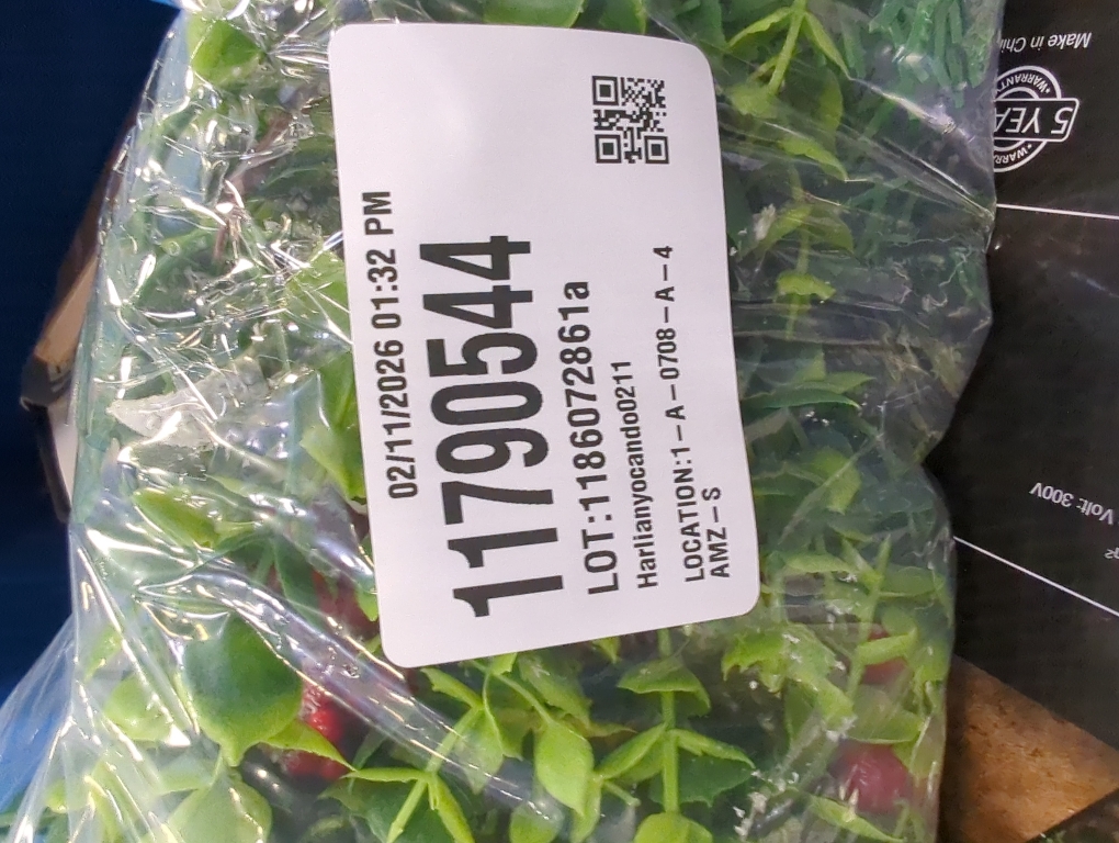 2pcs Shamrock Artificial Plant Decor Vibrant Green Faux Plants for Home Party and Patrick Day Decoration Lifelike Touch Greenery Bouquets for Weddings and Housewarming