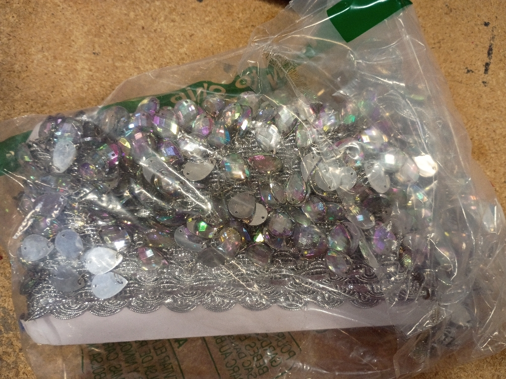 FINGERINSPIRE 10 Yard Hanging Beads Fringe Lace 1.5 inch Wide Polyester Sewing Fringe Tassel Trim Silver Trim with Crystal Pendant for Sewing Cafts Wedding Party Decoration