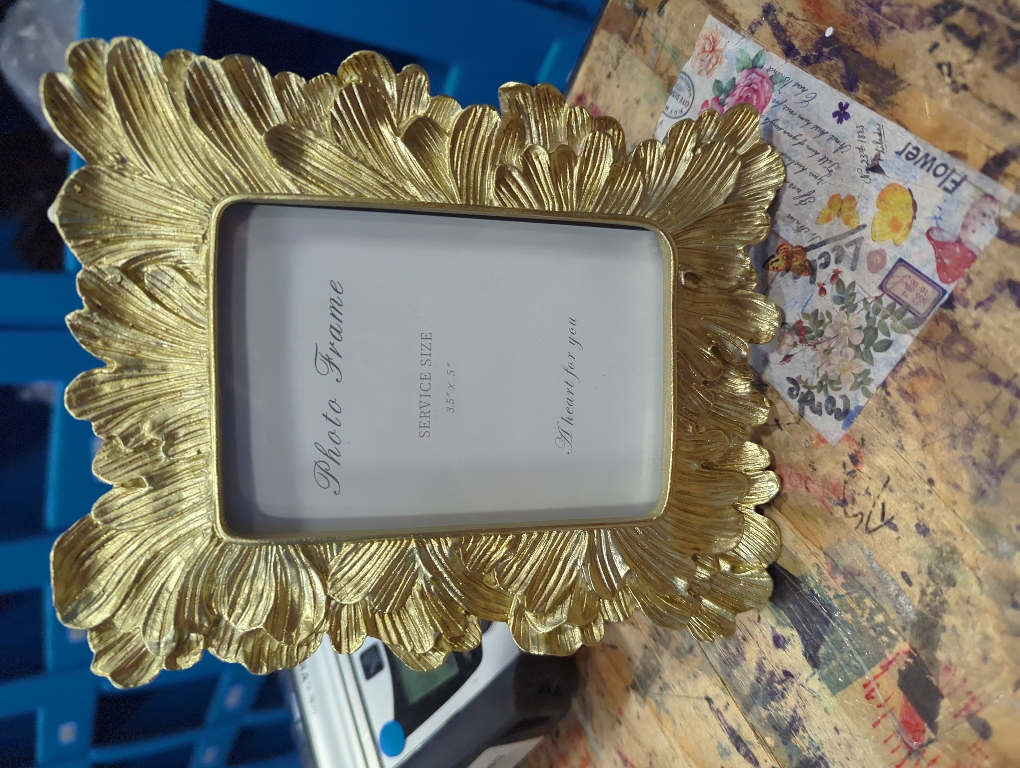 Cuspin Small Gold Picture Frame 3x5 Frames, Vintage Gold Palm Leaves Textured Hand-Crafted Resin with Glass Front Elegant Retro Vintage Design Photo Frame for Wall and Tabletop Display Home Decor