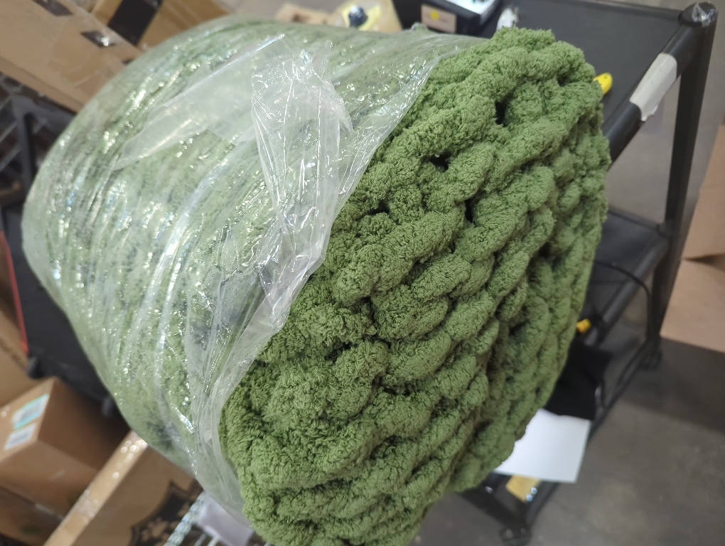 Size Large Color Green Chunky Knit Throw Blanket , 100% Handmade with Soft Chenille Yarn, 4.4lbs Thick Cable Knitted Blankets, Large Rope Knot Crochet Throws for Couch Sofa Bed Home Decor, Olive Green