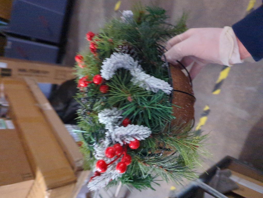 Pre-Lit Artificial Christmas Hanging Basket Christmas Decorations, Christmas Wreath Basket for Front Porch Garden Patio Outdoor Xmas Holiday Decor