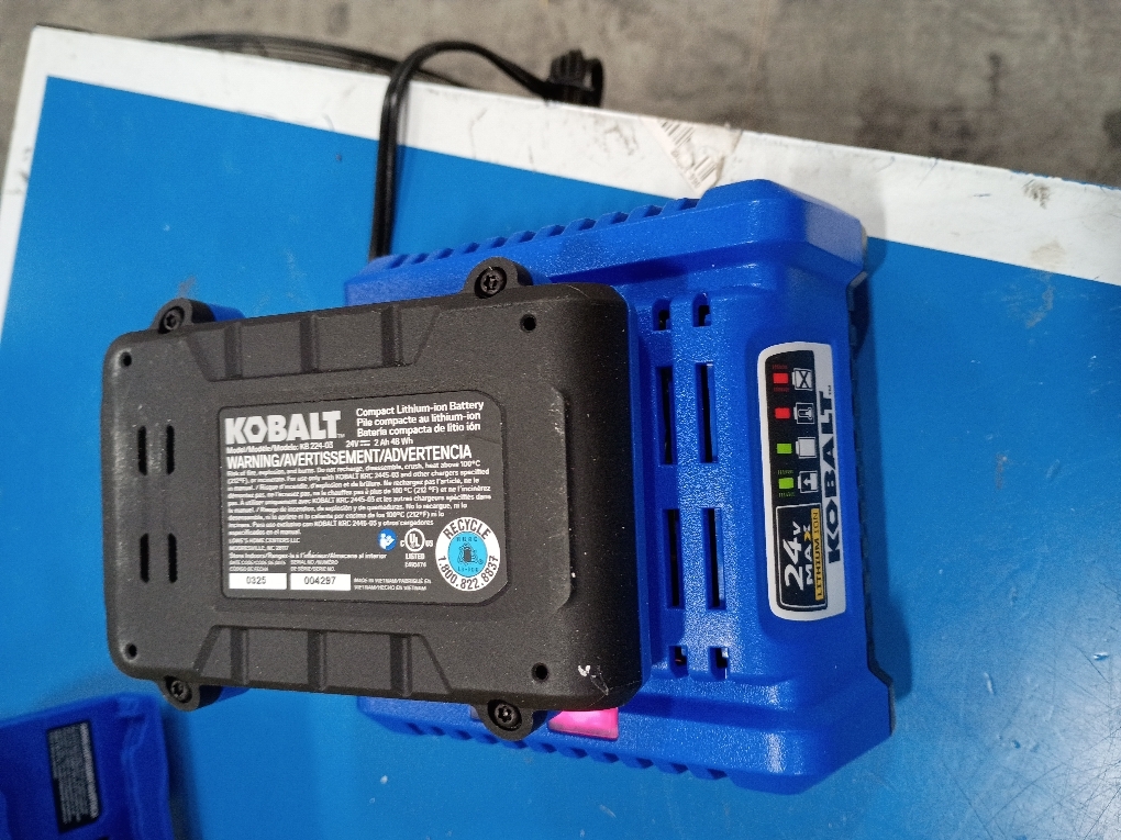 Kobalt 24-V 2-Pack Lithium-ion 4 Ah Battery and Charger