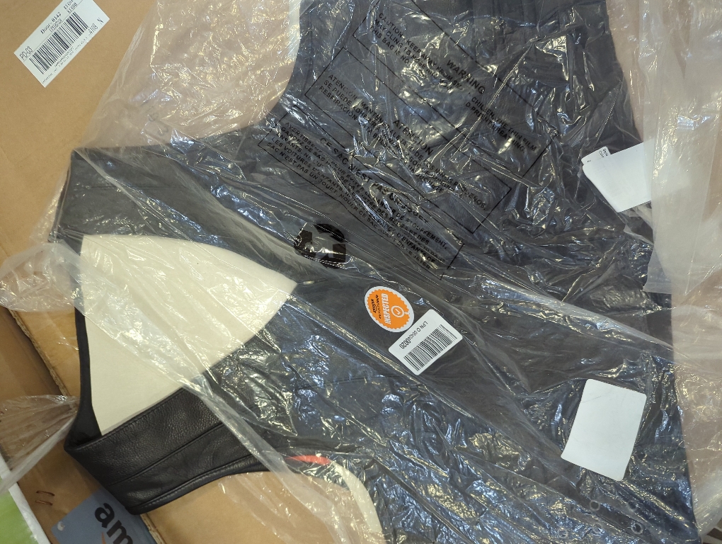 Milwaukee Women's 2XL Black Zippered Front Vest with Side Buckles