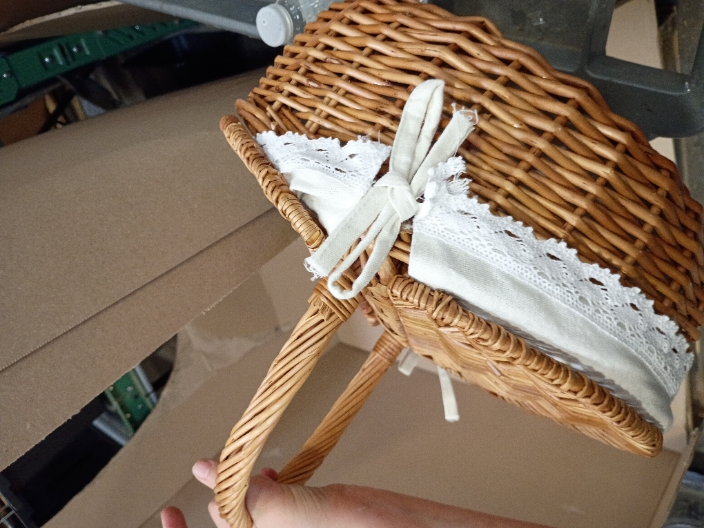 Wicker Picnic Basket with Lid and Handle 15 Sturdy Woven Body with Washable Lining for Easter,Mother's Day,Outdoor Camping,Not Dyed