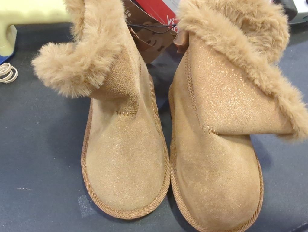 Size 6 kids Color brown fur lined leather boots