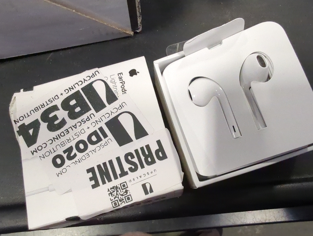 Apple EarPods Headphones with Lightning Connector, Wired Ear Buds for iPhone with Built-in Remote to Control Music, Phone Calls, and Volume