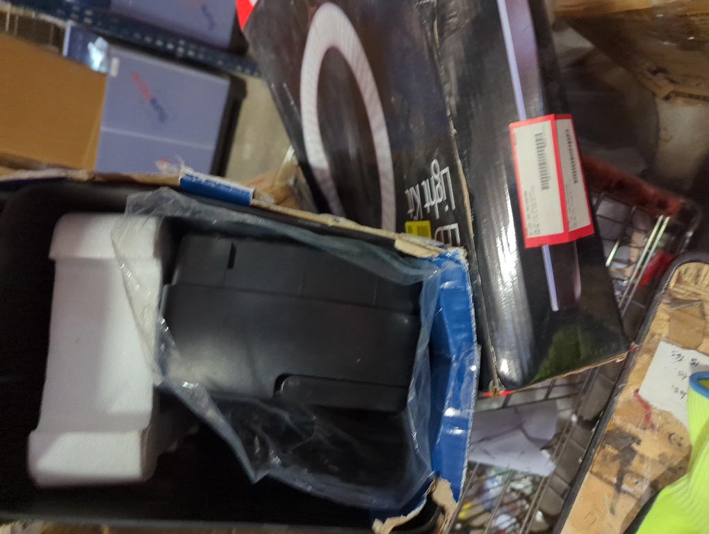 Insignia™ - 10-Sheet Crosscut Paper/CD Shredder - Black