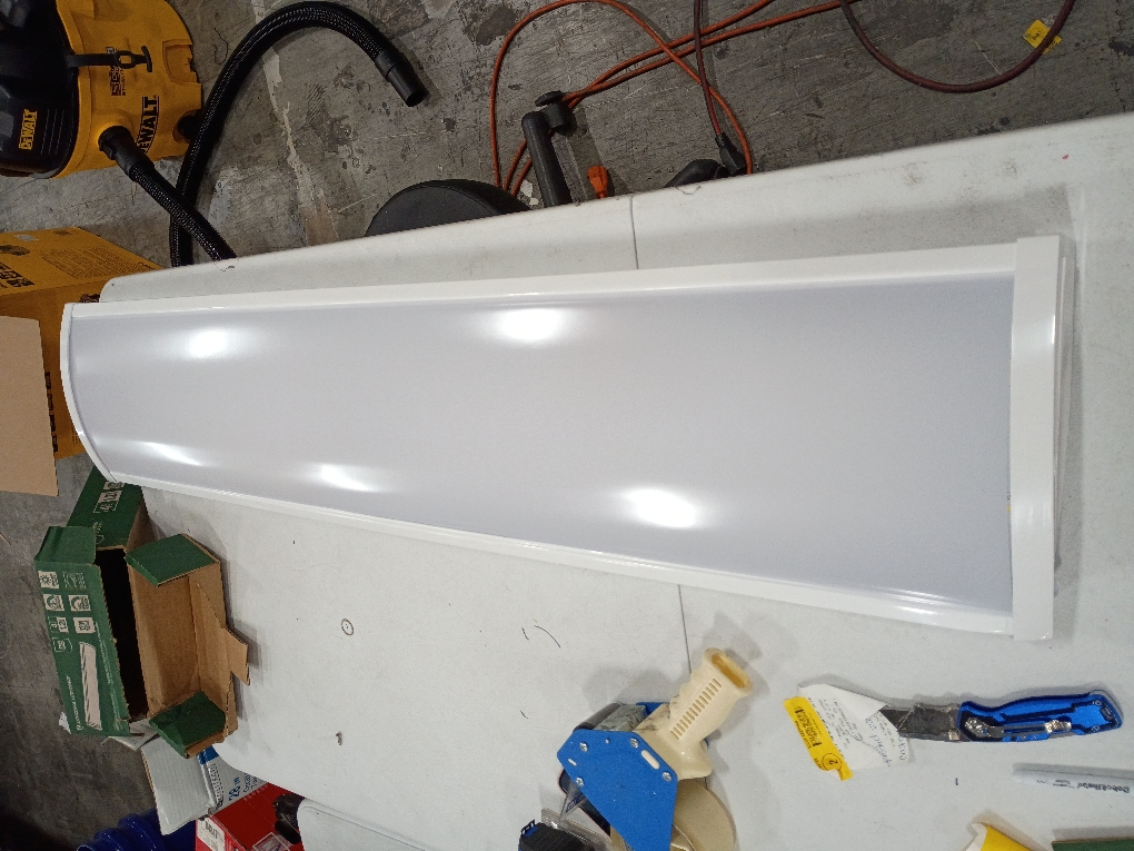 Lithonia Lighting 4 ft. 4000/5000/6000 Lumens Integrated LED Triac Dimming White Wraparound Light, Switchable Color Temperature (Dent; see the picture)