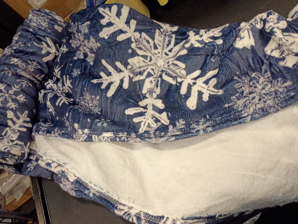 PAVILIA Christmas Throw Blanket | Navy Snowflake Christmas Fleece Blanket | Soft, Plush, Warm Winter Cabin Throw, 50x60 (Navy/White Snowflake)