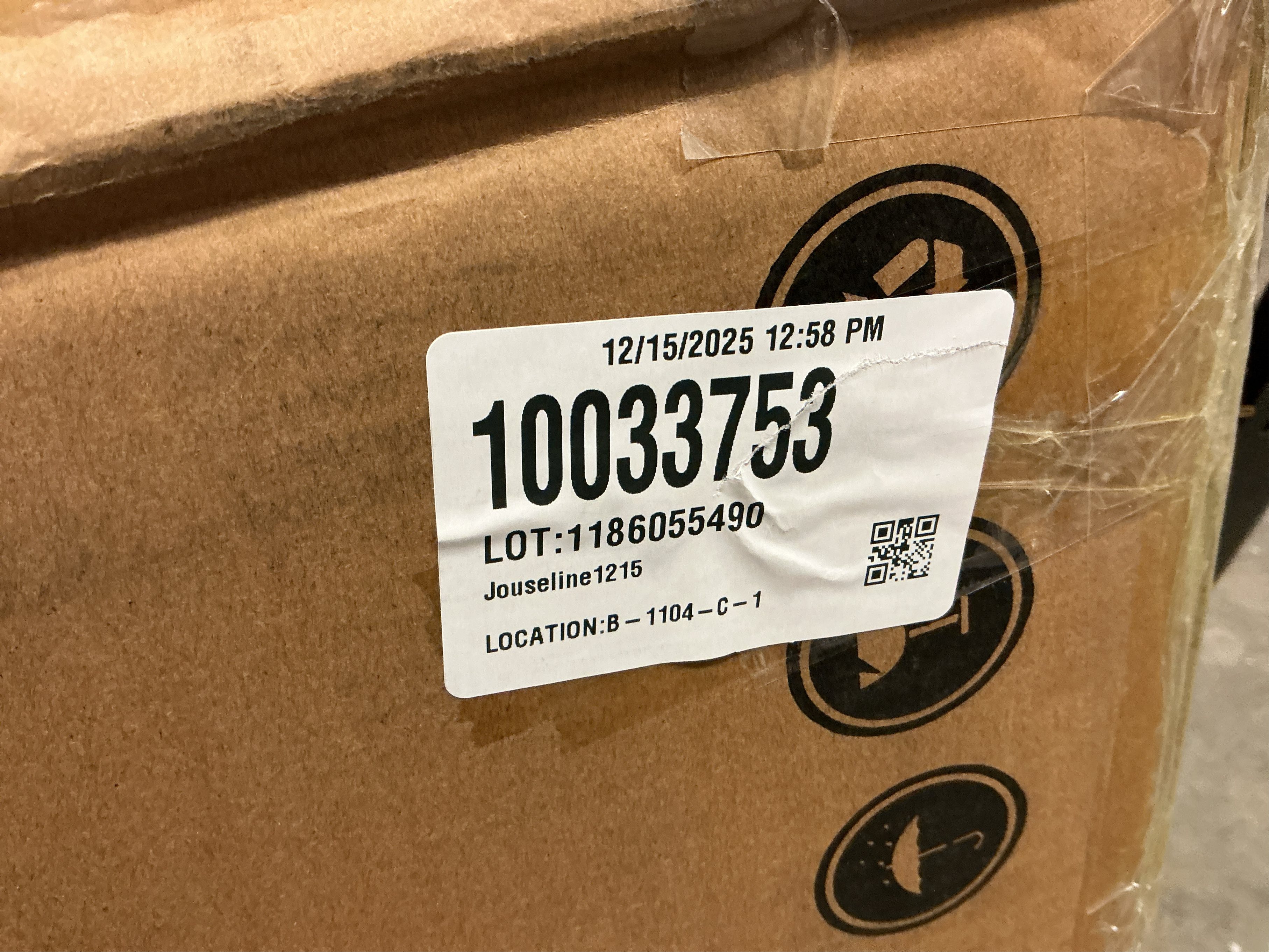 HOOBRO Round Side Table with Charging Station, Round Accent End Table with Bamboo Legs for Living Room, Bedroom, White and Natural YW101UBZ01