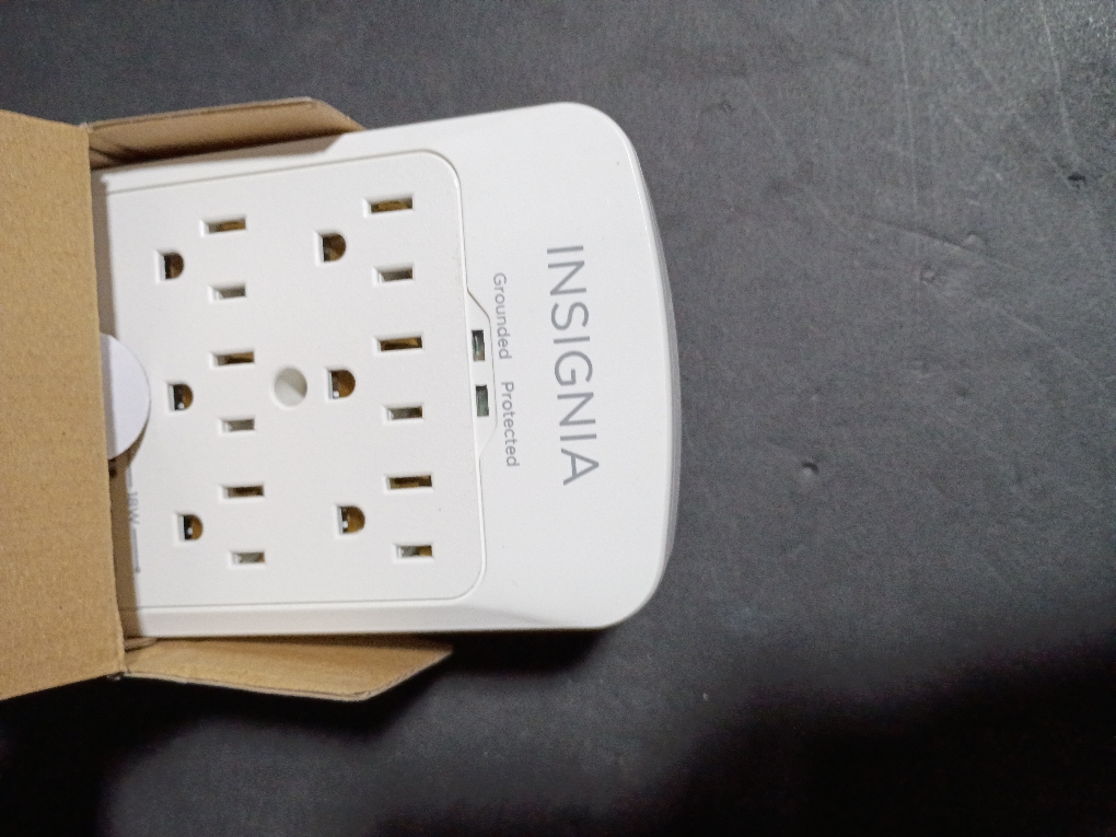 Insignia™ - 6-Outlet / 2-USB-C / 1-USB Wall Tap 1,800 Joules Surge Protector - White
