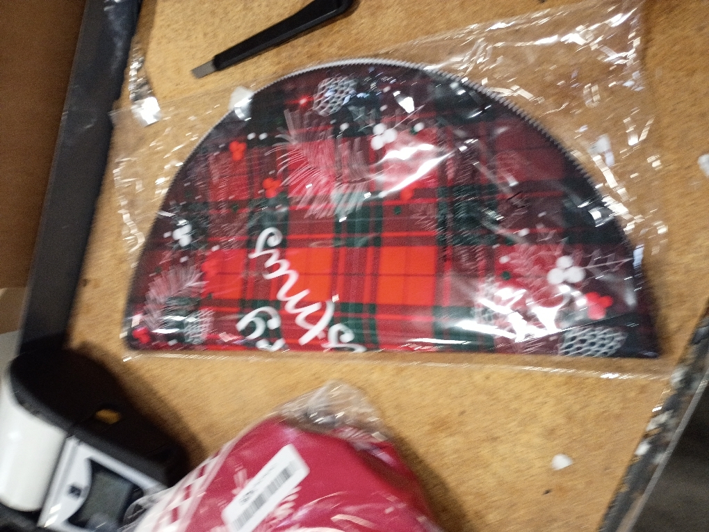 Christmas Placemats Set of 6 Round Holiday Table Mats 13 Inch Heat Resistant Wipeable Waterproof Placemats Washable Xmas Bell Dining Table Mats for Home Kitchen Parties Decor Merry Christmas Placemats