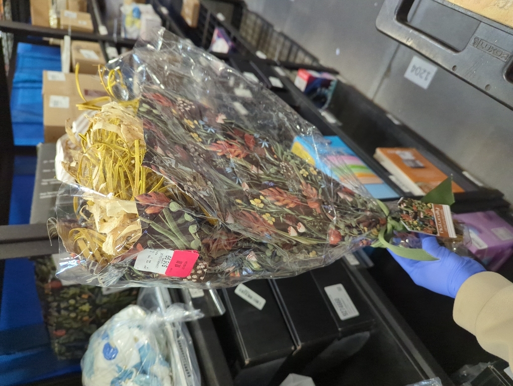 Real Flower Bouquet for Christmas Decorations with Dried Pine Branches & Flowers,