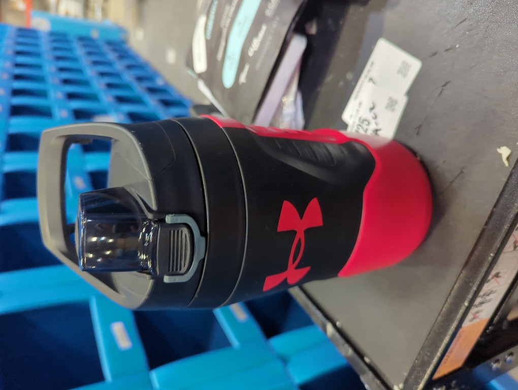 Under Armour 32 oz Insulated Water Bottles - Sports Water Jug with Handle, Fence Hook, Leak Resistant for Baseball, Football & More, 32 oz Water Bottles, Sports Water Bottle Insulated