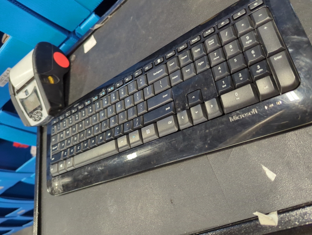Microsoft Wireless Desktop. Wireless Keyboard and Mouse Combo. Snap-in USB Transciever.