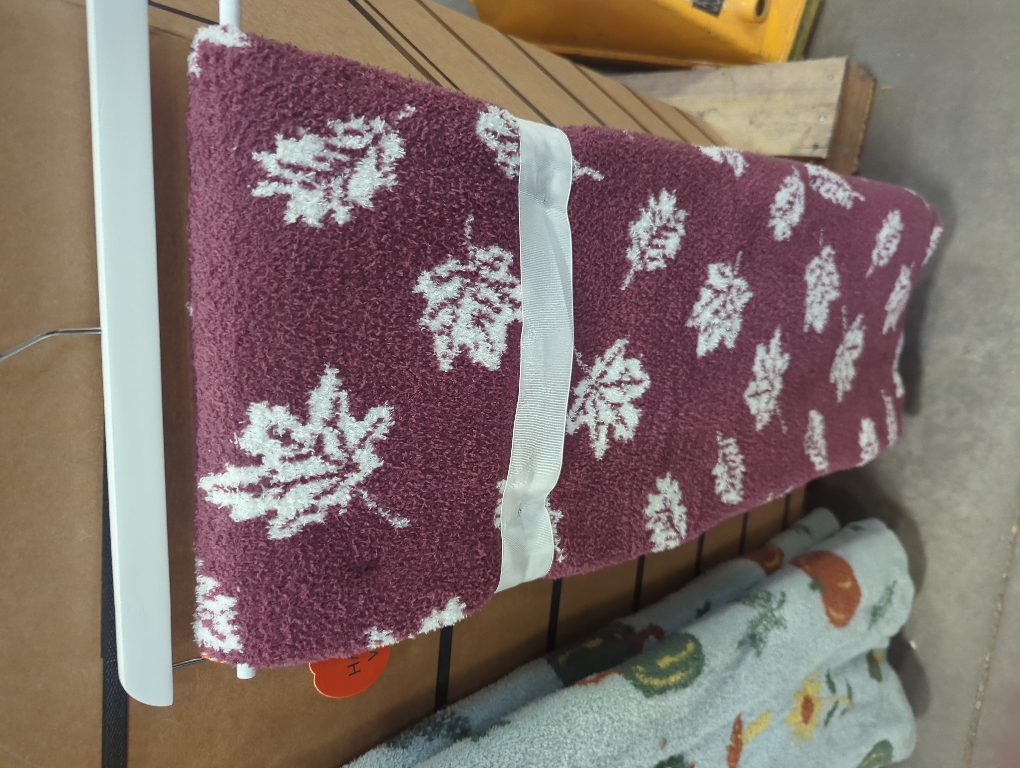 Deco Feather Yarn Throw 50 x 70 Plum with White Leaves